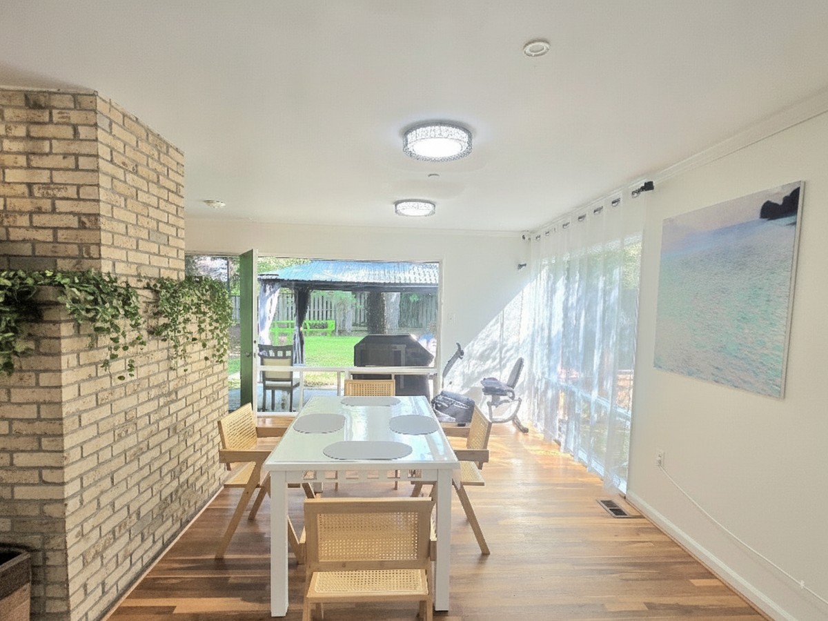 The dining room at Aberdeen House III, with natural light and a shared table